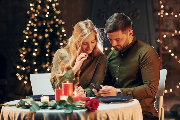 Nabijheid van de mensen Jonge mooie paar hebben samen romantisch diner binnenshuis