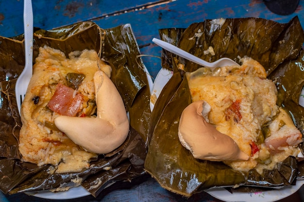 Nacatamal geserveerd in bananenblad Close up van Nicaraguaanse nacatamal Nicaraguaanse eten El nacatamal