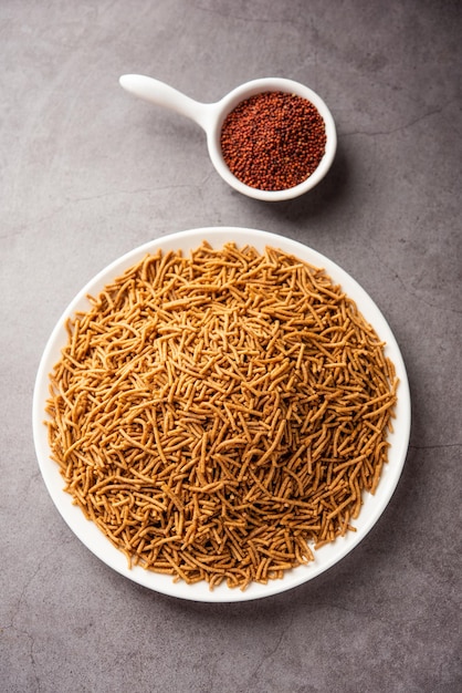 Nachni of Ragi Sev is een heerlijke knapperige noedel gemaakt van vingergierst gezond Indiaas eten