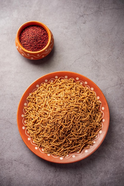 Nachni of Ragi Sev is een heerlijke knapperige noedel gemaakt van vingergierst gezond Indiaas eten