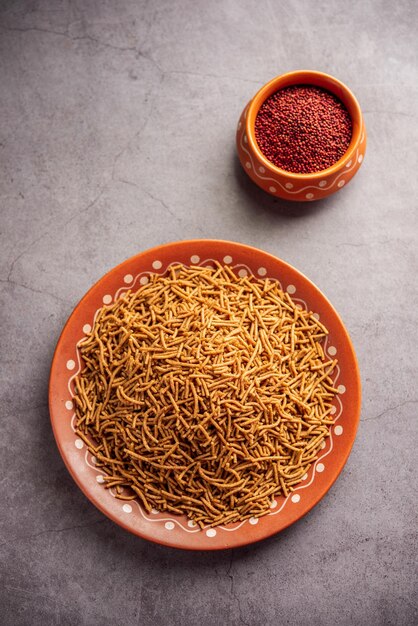 Nachni of Ragi Sev is een heerlijke knapperige noedels gemaakt van vinger millet gezonde Indiase voedsel