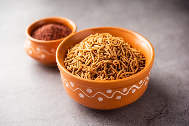 Nachni of Ragi Sev is een heerlijke knapperige noedels gemaakt van vinger millet gezonde Indiase voedsel