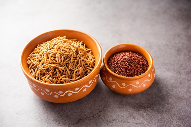 Nachni of Ragi Sev is een heerlijke knapperige noedels gemaakt van vinger millet gezonde Indiase voedsel