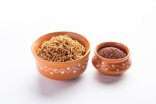 Nachni of Ragi Sev is een heerlijke knapperige noedels gemaakt van vinger millet gezonde Indiase voedsel