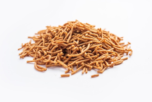 Nachni of Ragi Sev is een heerlijke knapperige noedels gemaakt van vinger millet gezonde Indiase voedsel
