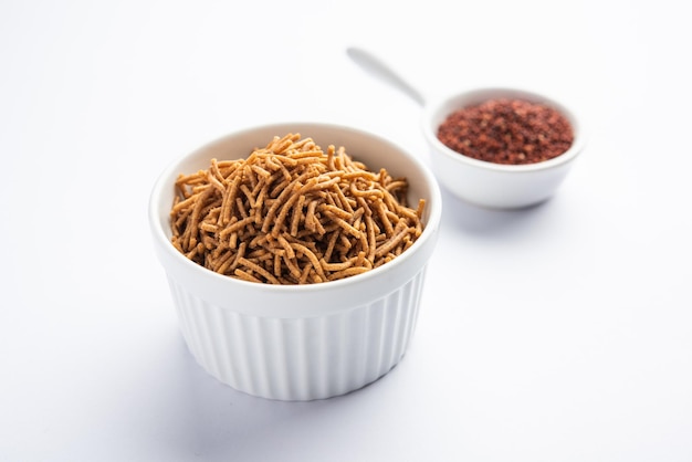 Nachni o ragi sev è un delizioso noodle croccante a base di miglio sano cibo indiano