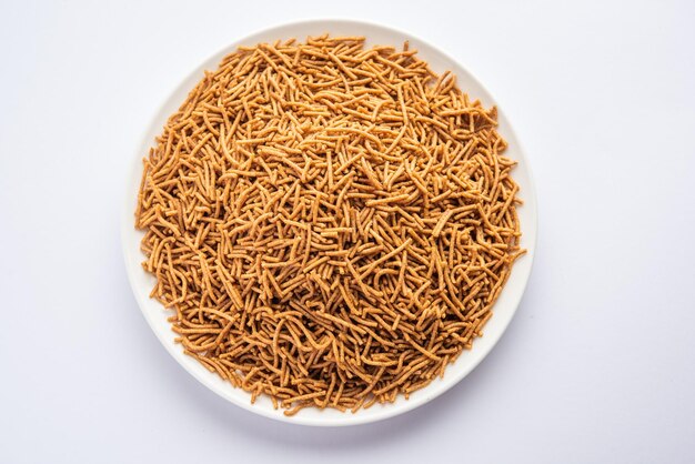 Nachni または Ragi Sev は、シコクビエから作られたカリカリのおいしいヌードルで、ヘルシーなインド料理です。