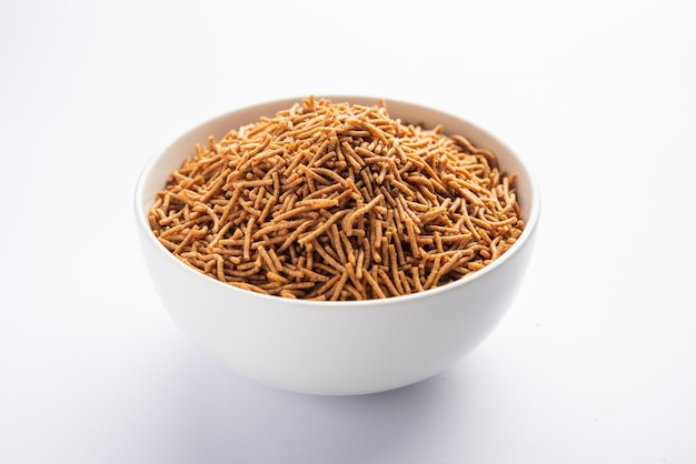 Nachni または Ragi Sev は、シコクビエから作られたカリカリのおいしいヌードルで、ヘルシーなインド料理です。