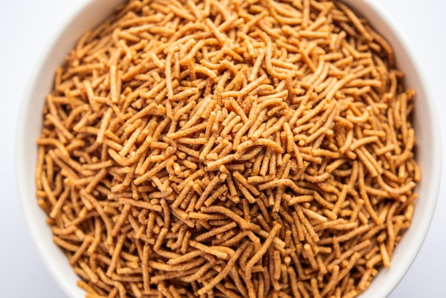 Nachni または Ragi Sev は、シコクビエから作られたカリカリのおいしいヌードルで、ヘルシーなインド料理です。