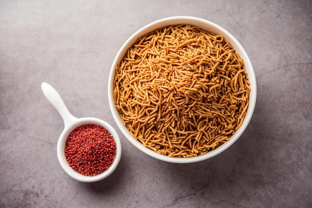 Nachni または Ragi Sev は、シコクビエから作られたカリカリのおいしいヌードルで、ヘルシーなインド料理です。