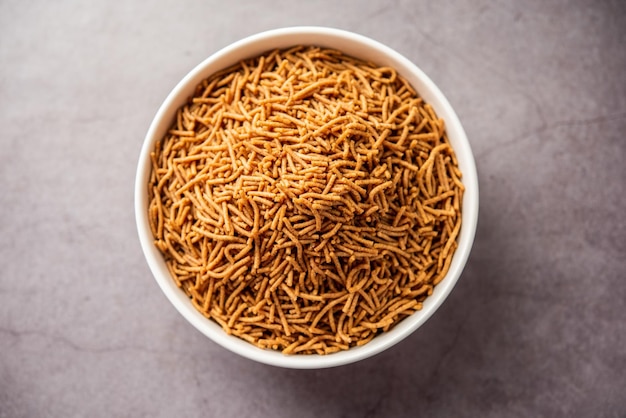 Nachni または Ragi Sev は、シコクビエから作られたカリカリのおいしいヌードルで、ヘルシーなインド料理です。