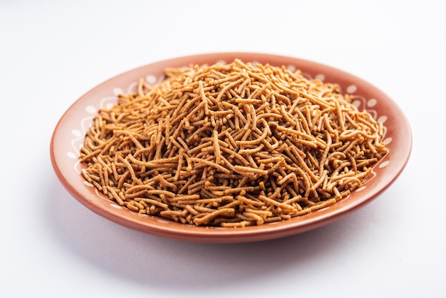 Nachni または Ragi Sev は、シコクビエから作られたカリカリのおいしいヌードルで、ヘルシーなインド料理です。