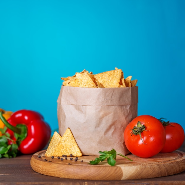 Nacho-chips in het pakket met peterselie en tomaat