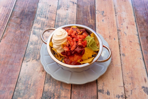 Nacho's met bonen guacamole en roomkaas voortreffelijk gepresenteerd