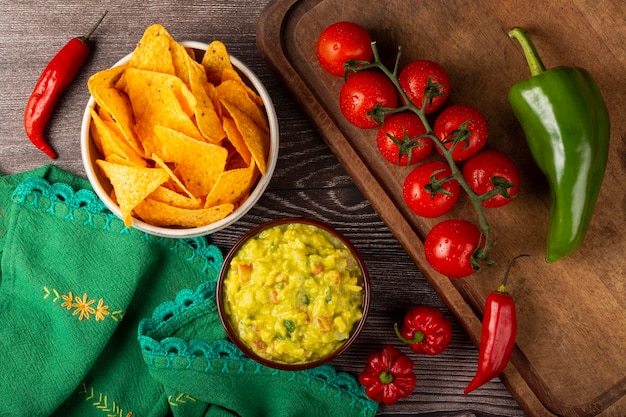 Nacho's met guacamole op tafel