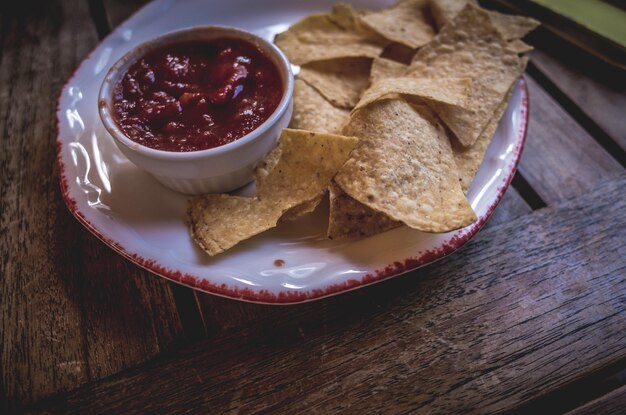 Foto nachos en dip in bord op tafel