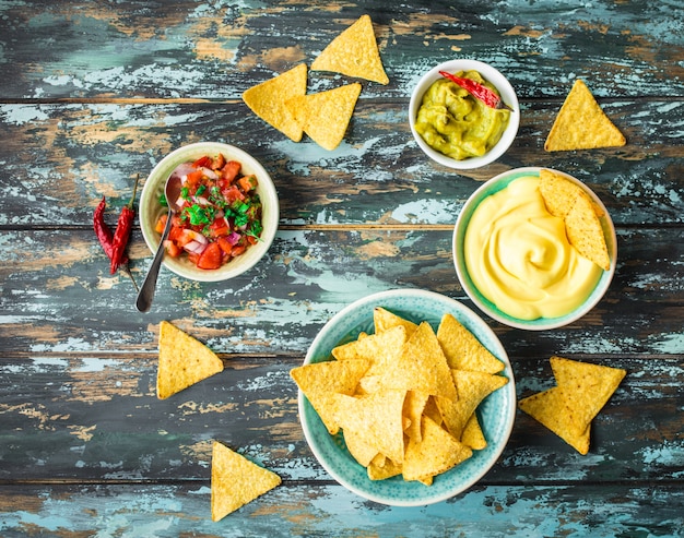 Nachos en verschillende dips