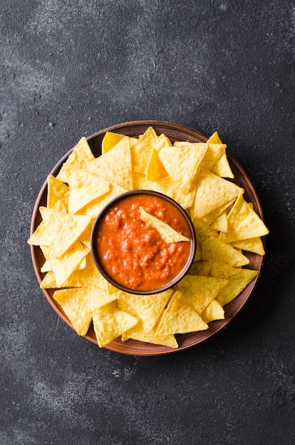 Nachos mais chips met pikante tomatensaus.