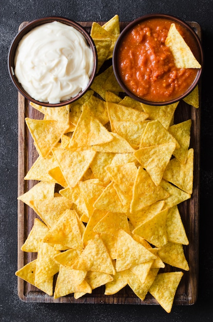 Nachos mais chips met pittige tomaat en kaassausen.