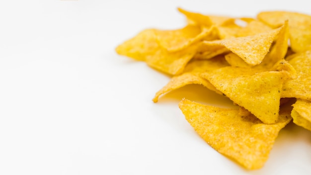 Foto mucchio di nachos sul tavolo bianco