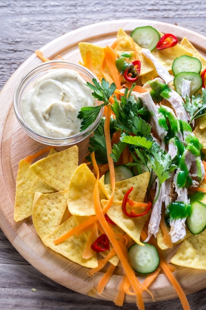 Foto nachos con pollo e verdure