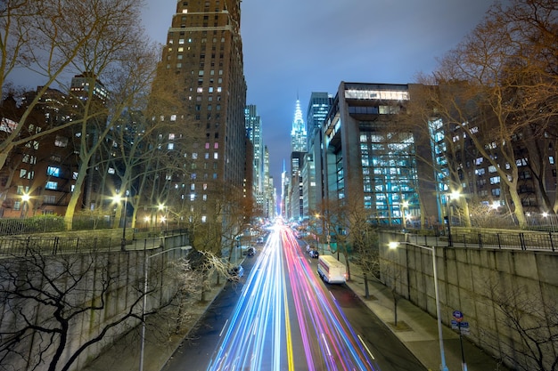 Nacht auto's verkeer in grote stad lange blootstelling 42nd street New York City USA