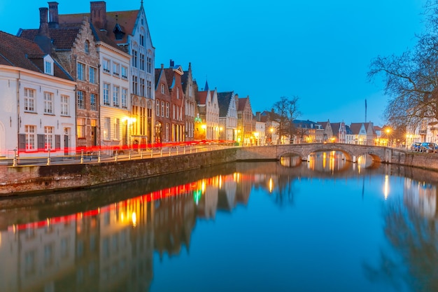 Nacht Brugge kanaal en brug, België