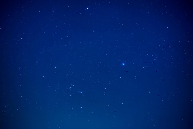 Nacht donkere hemel met heldere sterren als natuur melkweg ruimte achtergrond