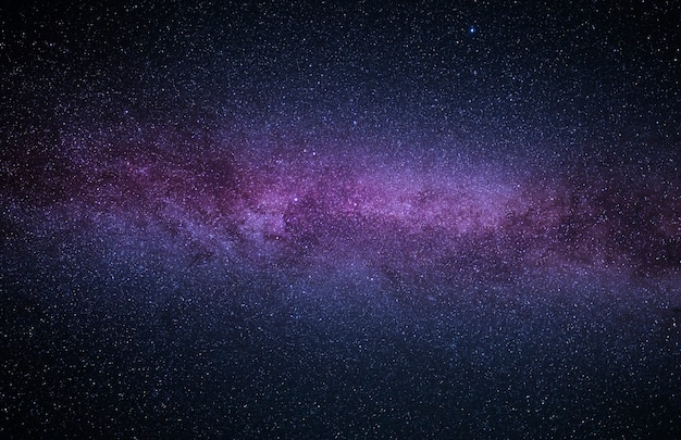Nacht heldere sterrenhemel met een deel van de Melkweg. Prachtig zomernachtlandschap.