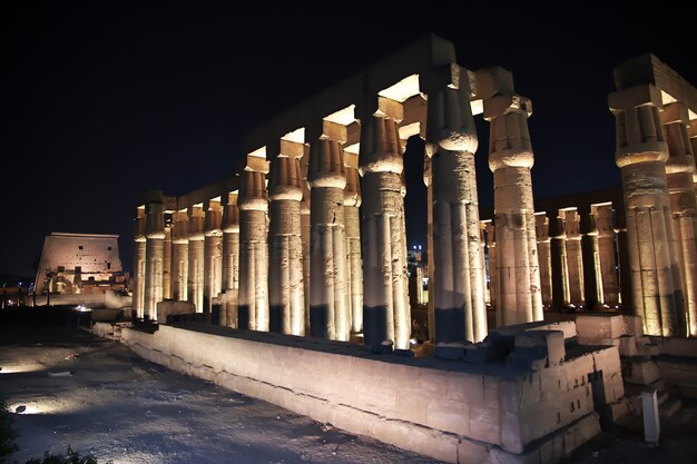 Nacht in de oude tempels van luxor, egypte