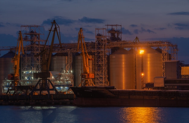 Nacht in de zeehaven in Odessa, Oekraïne