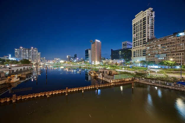 Foto nacht in ho chi minh city is een van de ontwikkelde steden in vietnam reizen concept