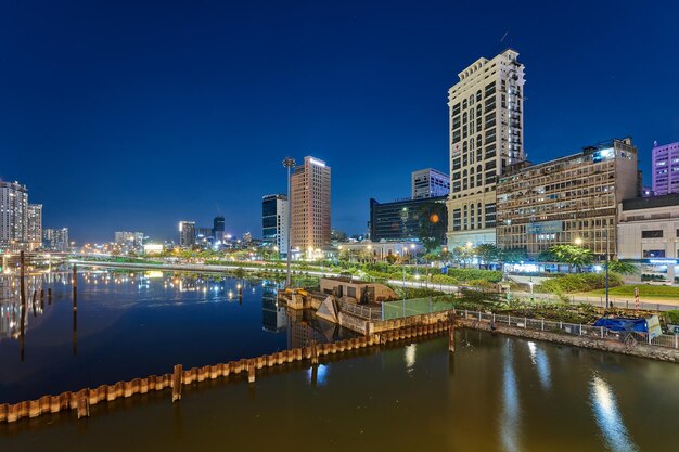 Foto nacht in ho chi minh city is een van de ontwikkelde steden in vietnam reizen concept