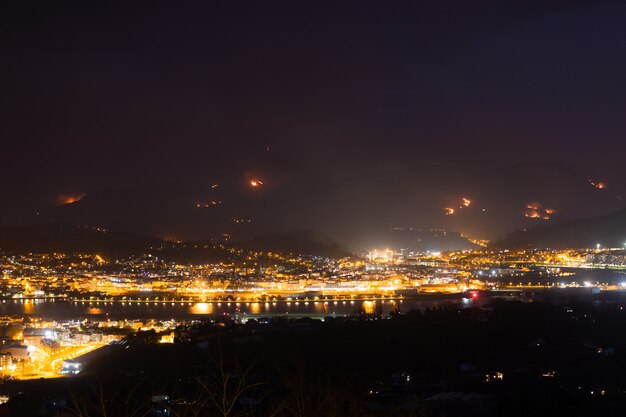 Nacht in Irun terwijl een bosbrand de nabije bergen vernietigt.