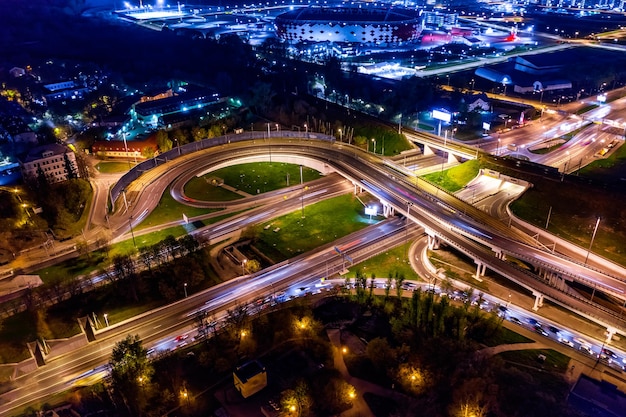 Nacht Luchtfoto van een snelweg kruispunt verkeerspaden in nacht Moskou