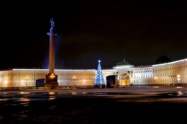 Nacht nieuwe jaar uitzicht op het paleis plein in st. petersburg, rusland