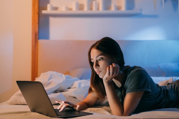 Nacht online bedtijd vrije tijd vrouw laptop bed thuis
