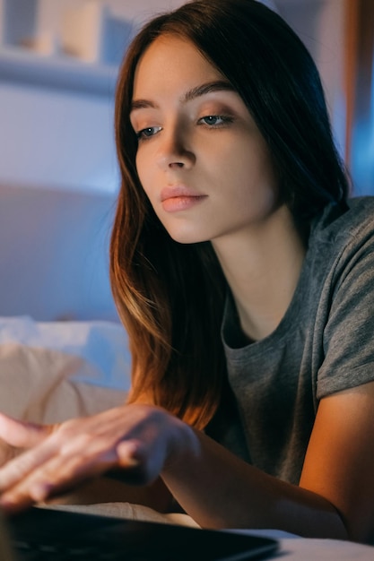 Nacht online thuis vrije tijd nieuwsgierig meisje laptop bed