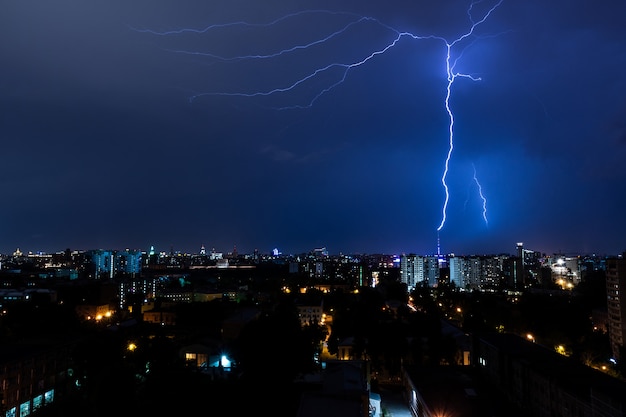 Nacht onweer in de stad moskou