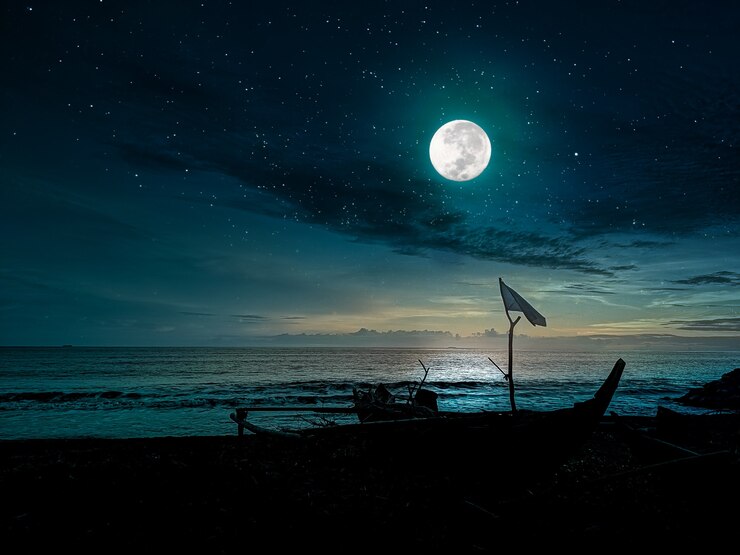 Foto nacht op het strand met boot en maanlicht