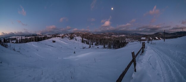 Nacht platteland heuvels bosjes en landerijen in de winter afgelegen alpine bergdorp Oekraïne Voronenko