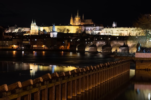 Nacht Praag, uitzicht op de Vitus-kathedraal tegen de achtergrond van een donkere lucht, stadsgezicht