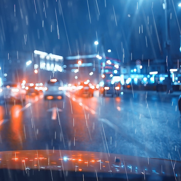 nacht regen auto's lichten / herfst weg in de stad, verkeer oktober op de snelweg, donkere avond files