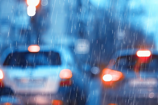 nacht regen auto's lichten / herfst weg in de stad, verkeer oktober op de snelweg, donkere avond files