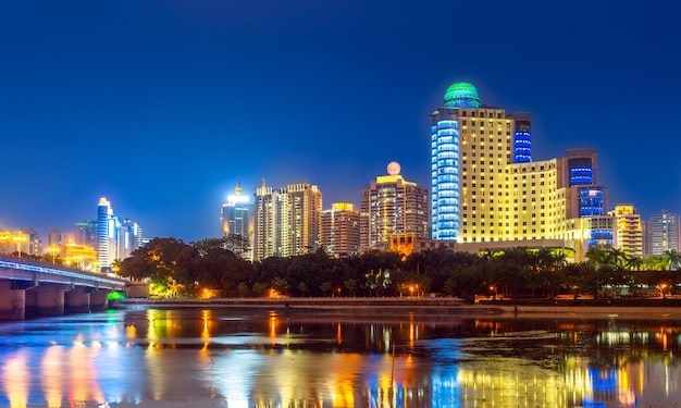 Nacht skyline van de stad Brug die Vietnam doorboort Nanningmeer China