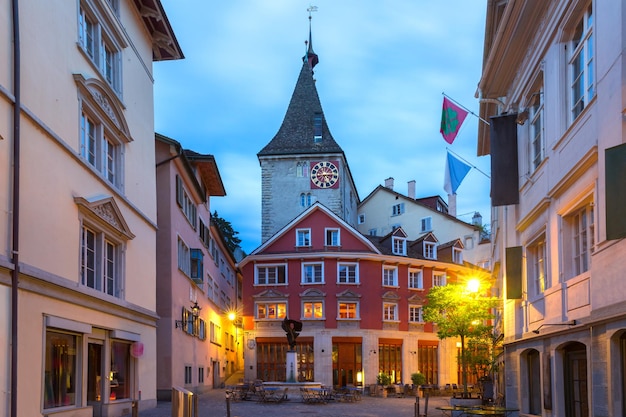 Nacht sprookjesachtige straat in het oude centrum van Zürich, de grootste stad van Zwitserland