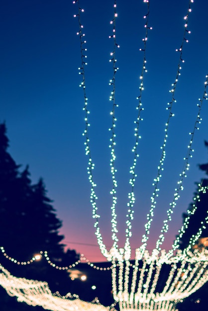 Nacht stad bokeh licht achtergrond van garland onscherp vervagen