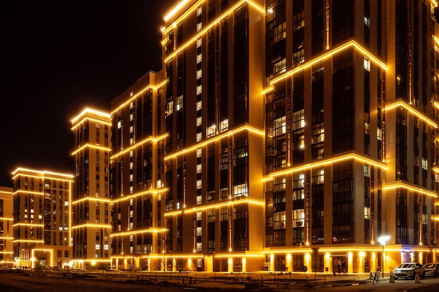 Nacht stad Modern woonhuis met meerdere verdiepingen met verlichting stedelijke infrastructuur GlowintheDark luxe wooncomplex mooie achtergrond