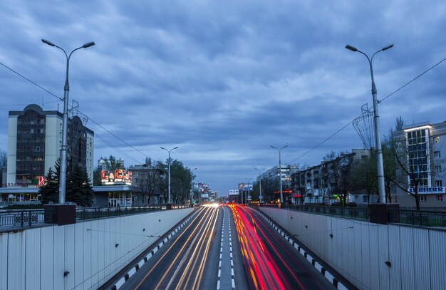 Nacht stad reflectie op de rivier