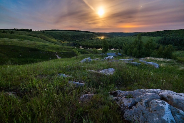 Nacht stenen maan halo landschap